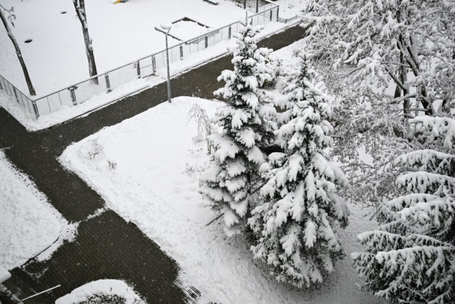 Widok po po nocnych, intensywnych opadach śniegu w Przemyślu