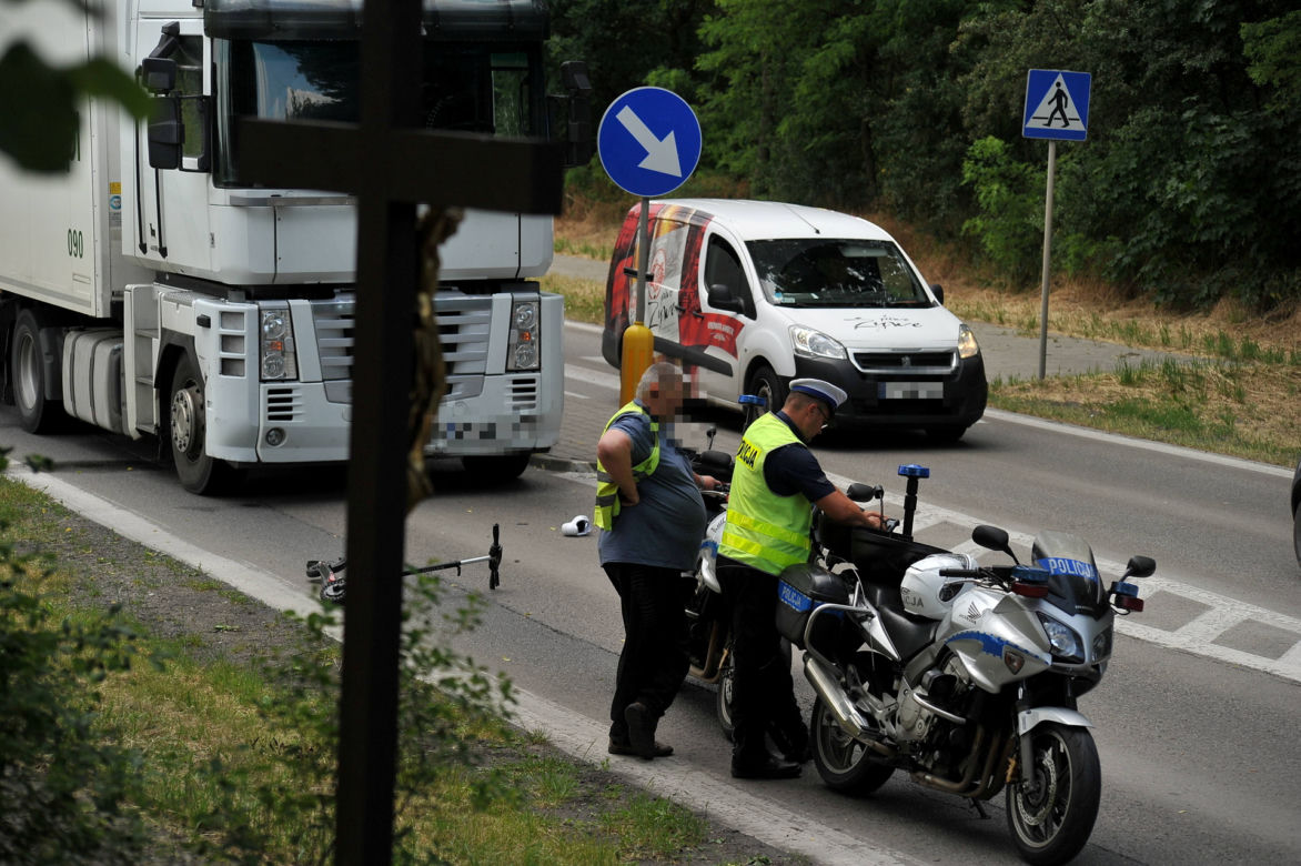 Samochód ciężarowy zmiótł 15-latka z przejścia dla pieszych. Dziecko trafiło do szpitala