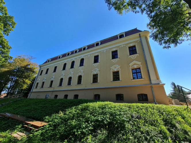 To jedno z najpiękniejszych miasteczek na Śląsku. Czaruje nie tylko rynkiem, ale też unikatowym pałacem