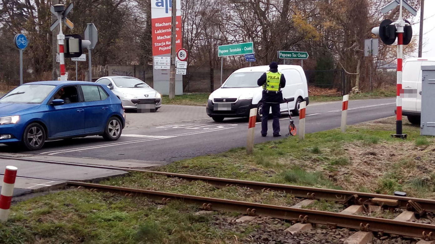 Koszmarny wypadek na przejeździe kolejowym w Papowie Toruńskim