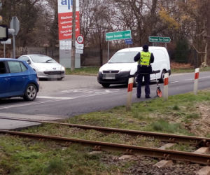 Koszmarny wypadek na przejeździe kolejowym w Papowie Toruńskim