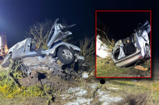 Auto wypadło z drogi i rozbiło się na drzewie! 18-letni kierowca nie miał szans