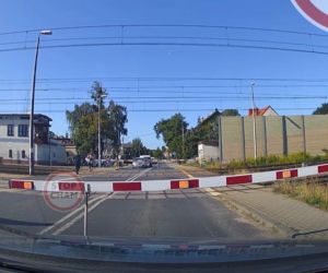Szokujące wideo. Rodzice z dzieckiem uciekali po torach przed pędzącym pociągiem