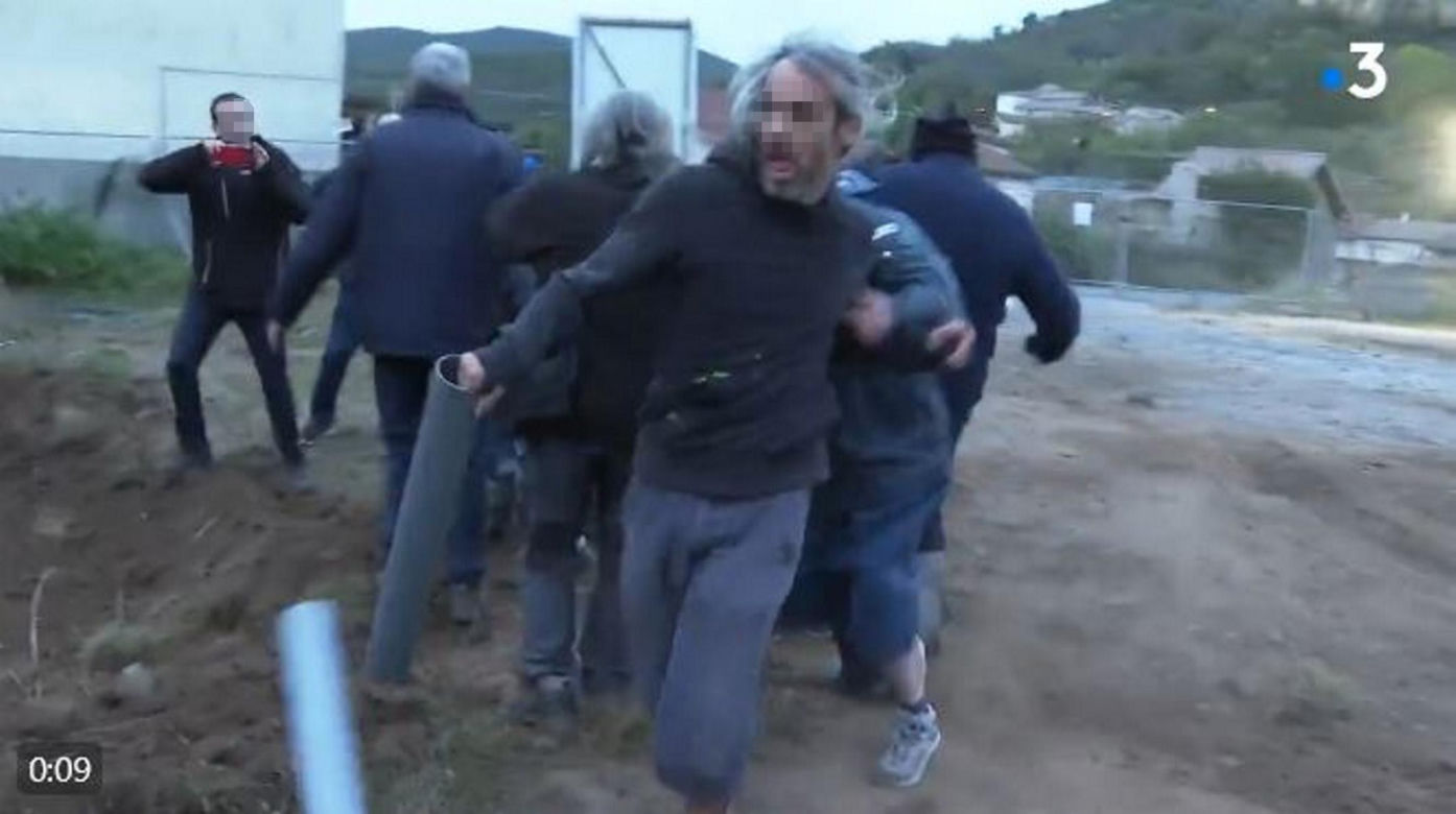 Wściekła zakonnica rzuca się na aktywistę. To nagranie jest hitem sieci!
