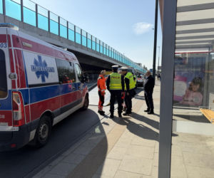 Ładował zepsutą karetkę na lawetę, urwał się uchwyt. Pojazd się stoczył do tyłu i przygniótł laweciarza do autobusu miejskiego. Mężczyzna walczy o życie