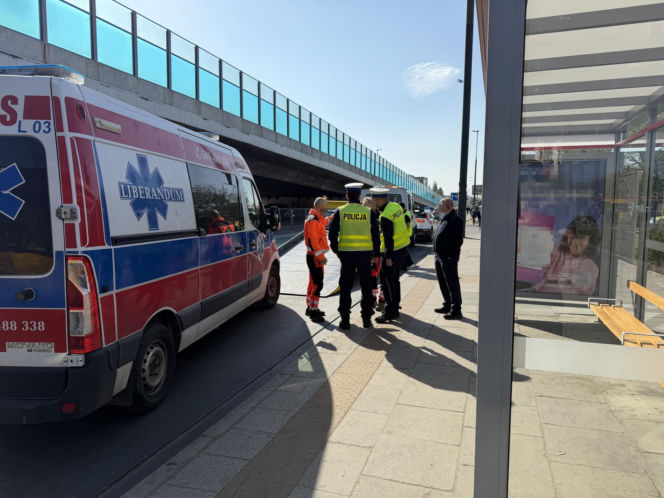 Ładował zepsutą karetkę na lawetę, został przygnieciony