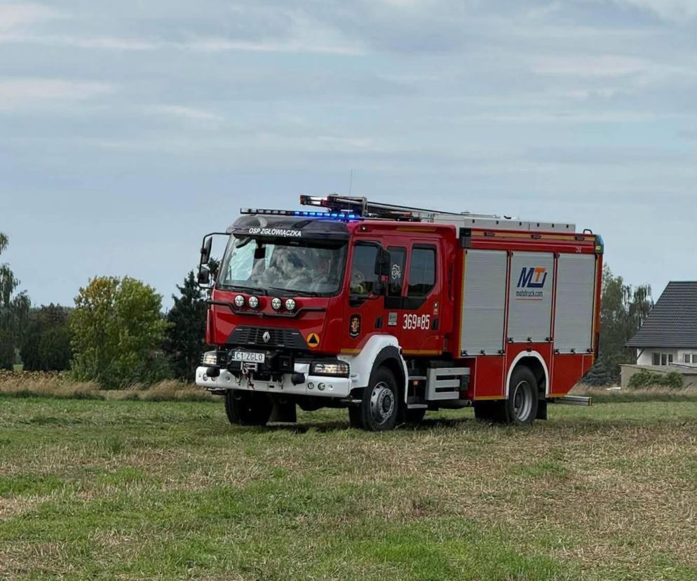 Wóz strażacki OSP Zgłowiączka na łące. O tragicznej śmierci 6-latka w Dąbiu Kujawskim przeczytasz na SE.