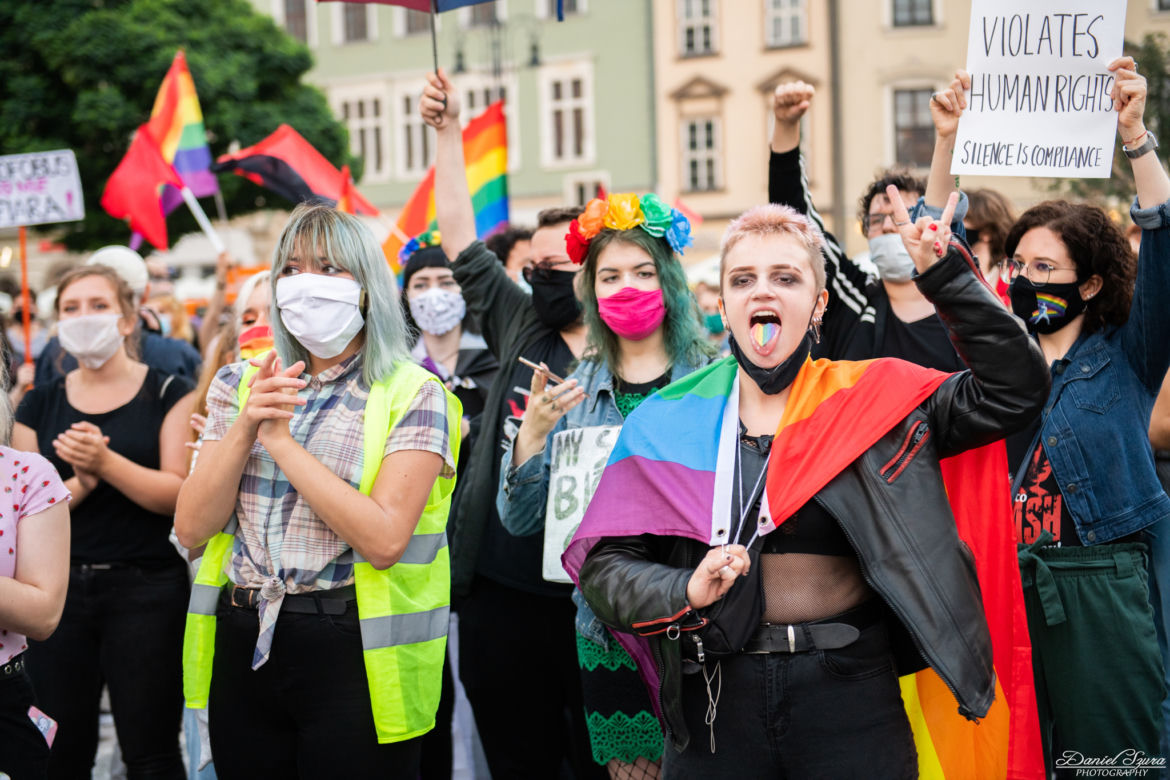 Demonstracja LGBT i narodowców na krakowskim Rynku