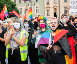 Demonstracja LGBT i narodowców na krakowskim Rynku