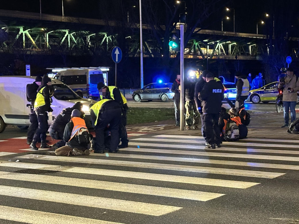 Warszawa. Ostatnie Pokolenie zablokowało Wisłostradę pod mostem Gdańskim. Aktywistów zabrała policja [ZDJĘCIA]