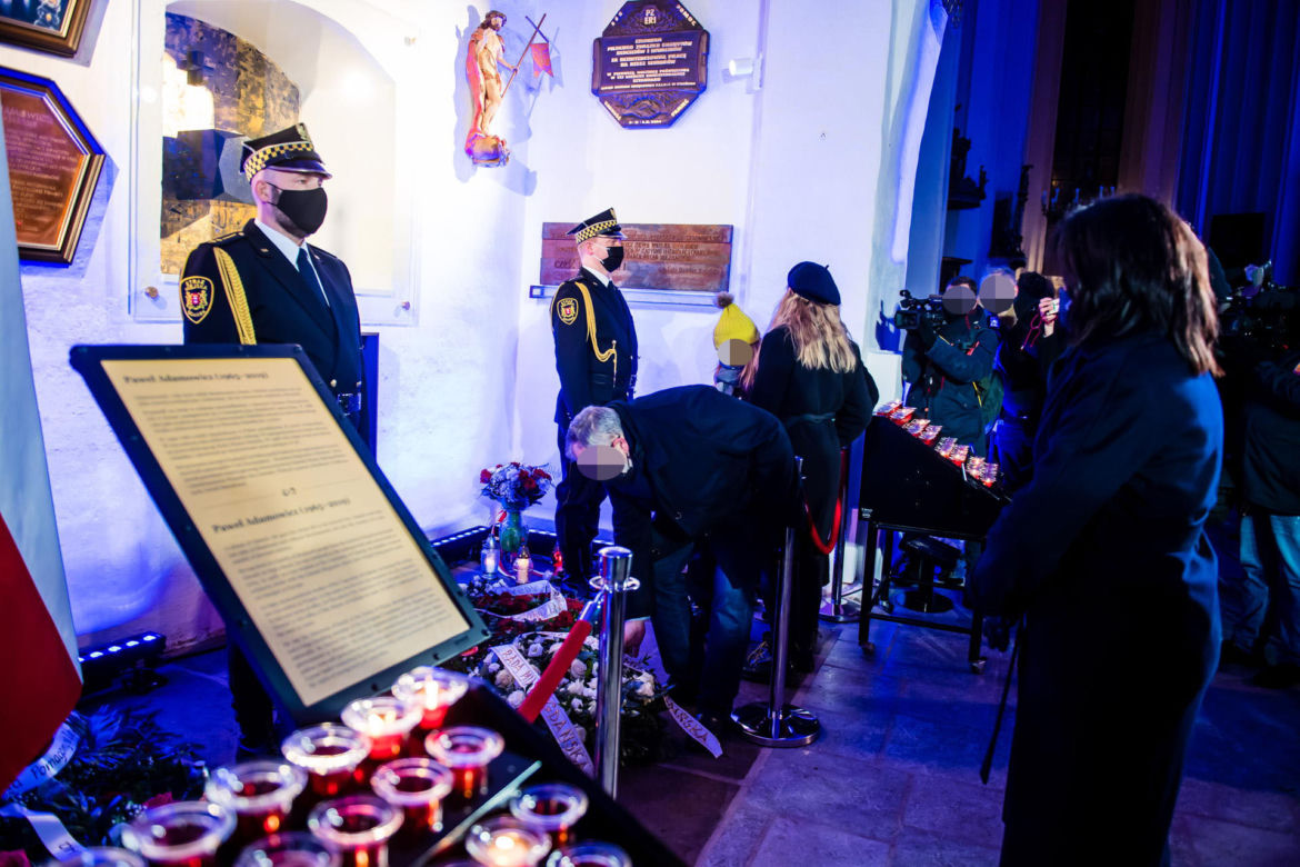 Skromny grób Pawła Adamowicza. Tak pochowano prezydenta Gdańska 