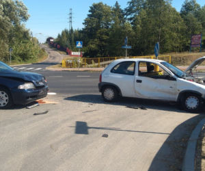 Zderzenie dwóch osobówek na obwodnicy Brodnicy. Jedna osoba trafiła do szpitala! [ZDJĘCIA]