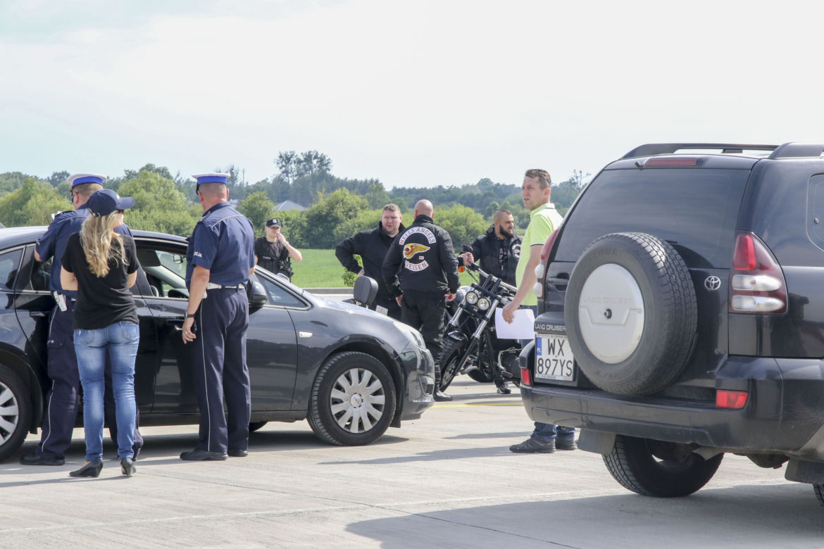 Policjanci pilnują gangu na motocyklach