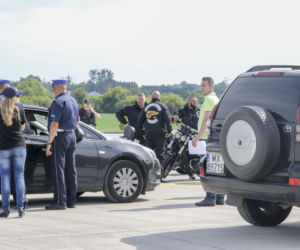 Policjanci pilnują gangu na motocyklach