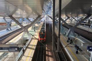 Schody po nic i nieskuteczne daszki. Nowy Dworzec Zachodni w Warszawie okiem pasażera