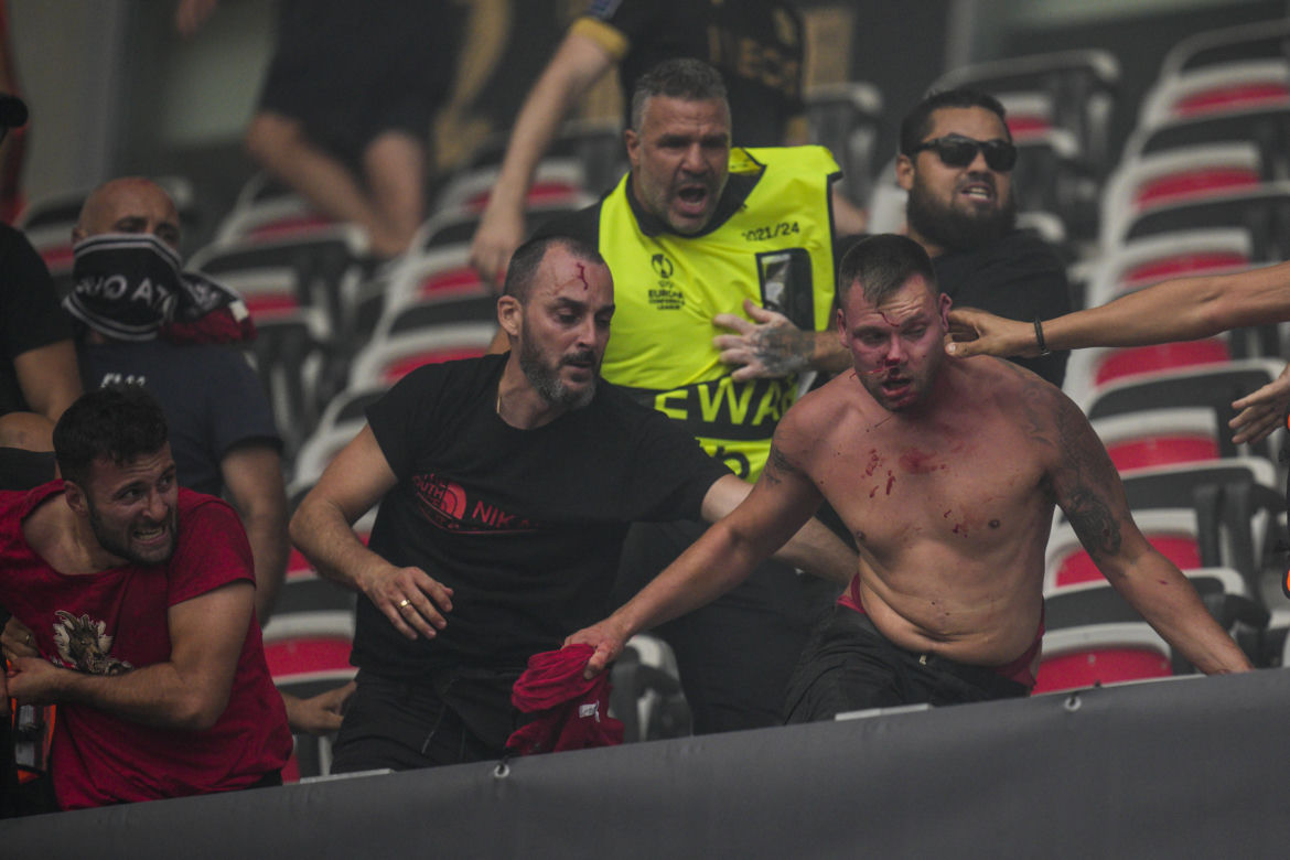 Zadyma na meczu OCG Nice - FC Koln 