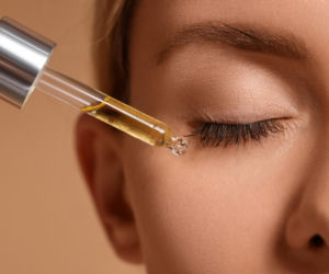 Kosztuje grosze i daje efekt „wachlarza” rzęs. Stosuj go w ten sposób, a unikniesz pieczenia i opuchlizny