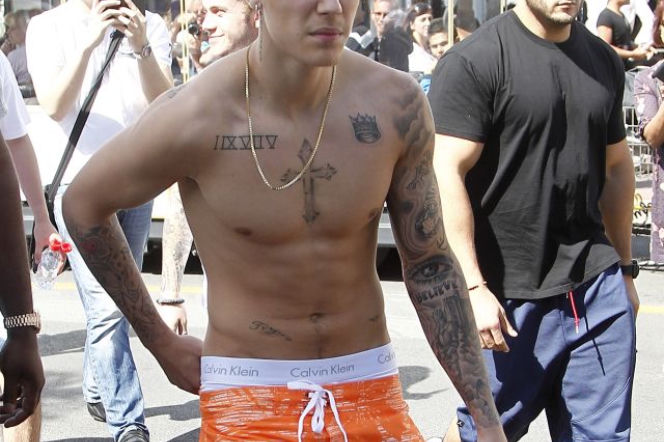 Justin Bieber bez koszulki