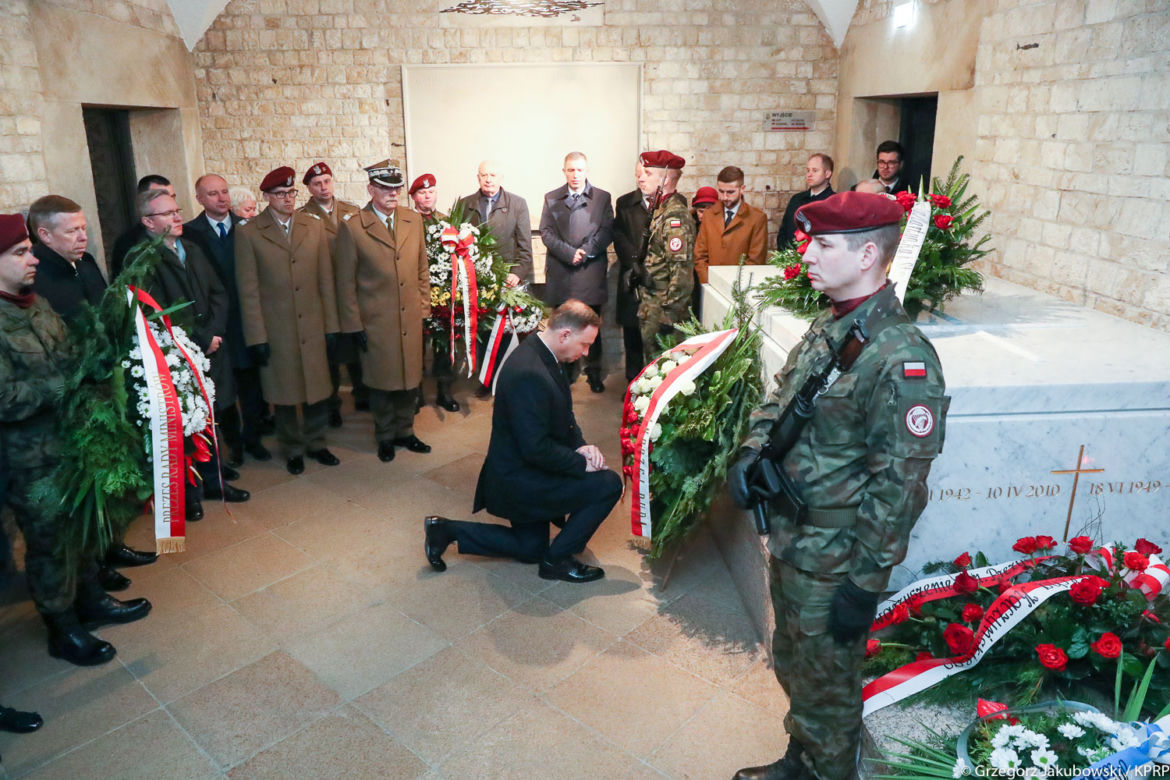 Rocznica Katastrofy Smoleńskiej w Krakowie. Prezydent Duda oddał hołd ofiarom