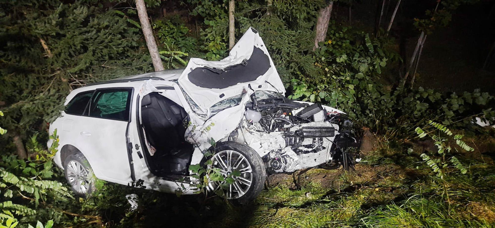 Straszny wypadek w Zabrzeży. Poszkodowani uwięzieni w samochodzie 
