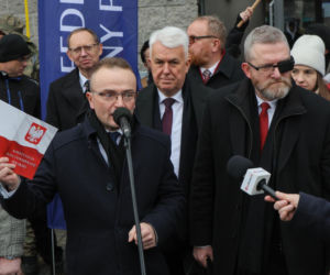 Europoseł Grzegorz Braun (C) na sali Sądu Rejonowego dla Warszawy-Pragi Południe