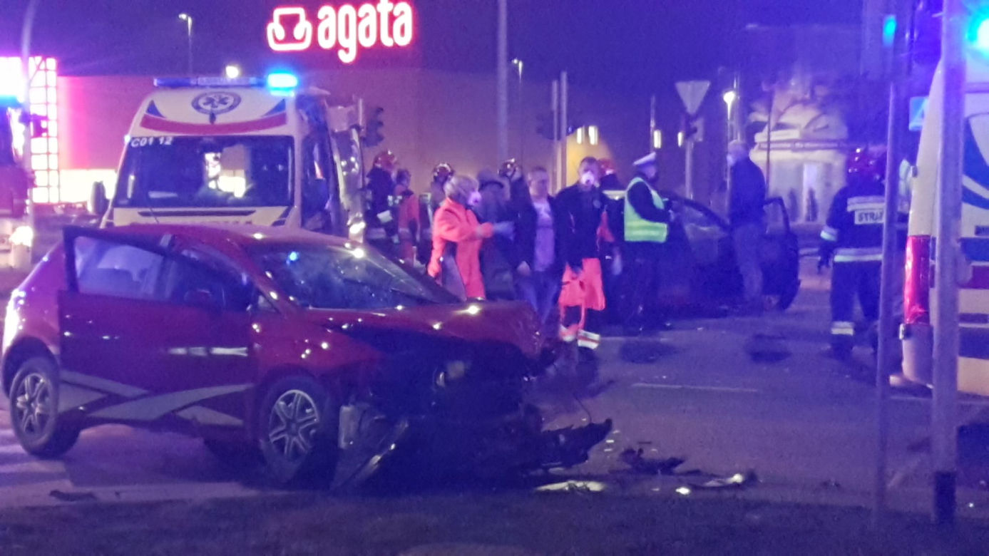 Karambol w Toruniu! Zderzyły się dwa samochody osobowe