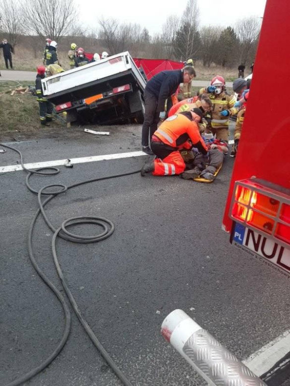Kaplityny. Tragiczny wypadek na DK 16. Nie żyją dwie osoby, cztery w szpitalu [ZDJĘCIA]
