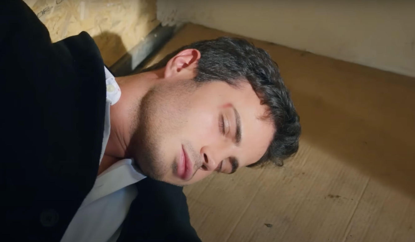 Ege odnajdzie Zeynep, ale porywacz Ragip dźgnie go nożem i zabije. Ukochany skona w ramionach zrozpaczonej Zeynep.