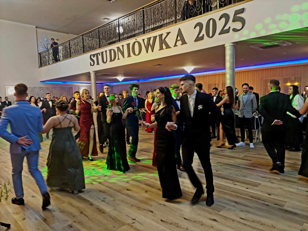 Dwa polonezy na studniówce bydgoskiej Handlówki. W jednym pomogli nauczyciele