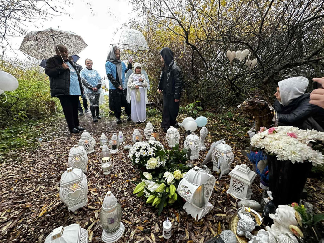 Mama cierpi po stracie Mai. Codziennie odwiedza miejsce znalezienia zwłok. Co powiedziałaby mordercy córki?