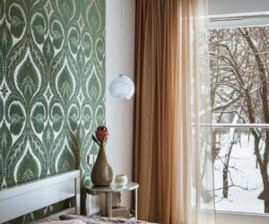Przytulna sypialnia z tapetą w jesiennej aranżacji
