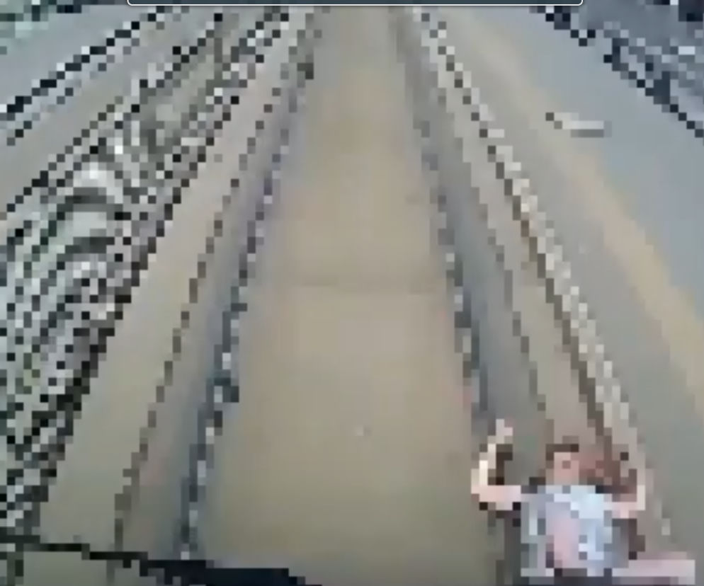 MPK Wrocław publikuje wstrząsające nagranie. Kobieta została potrącona przez tramwaj! [WIDEO]