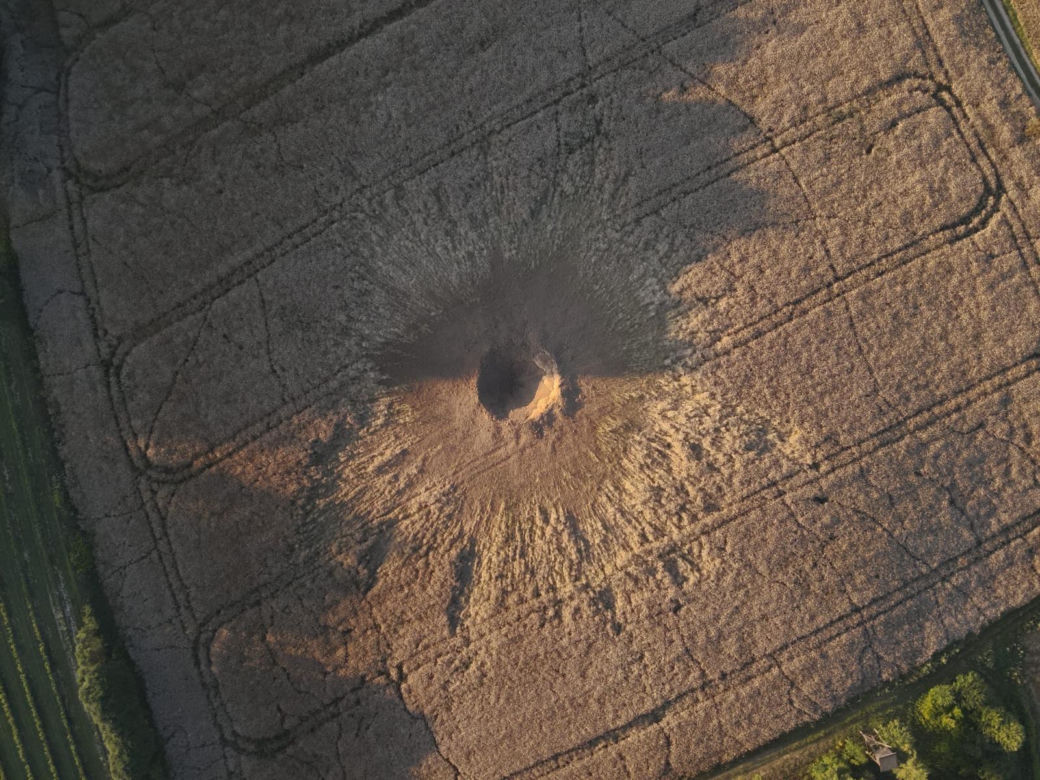 Tajemniczy obiekt spadł na pole. Prokuratura wojskowa przejęła śledztwo! [NOWE FAKTY]