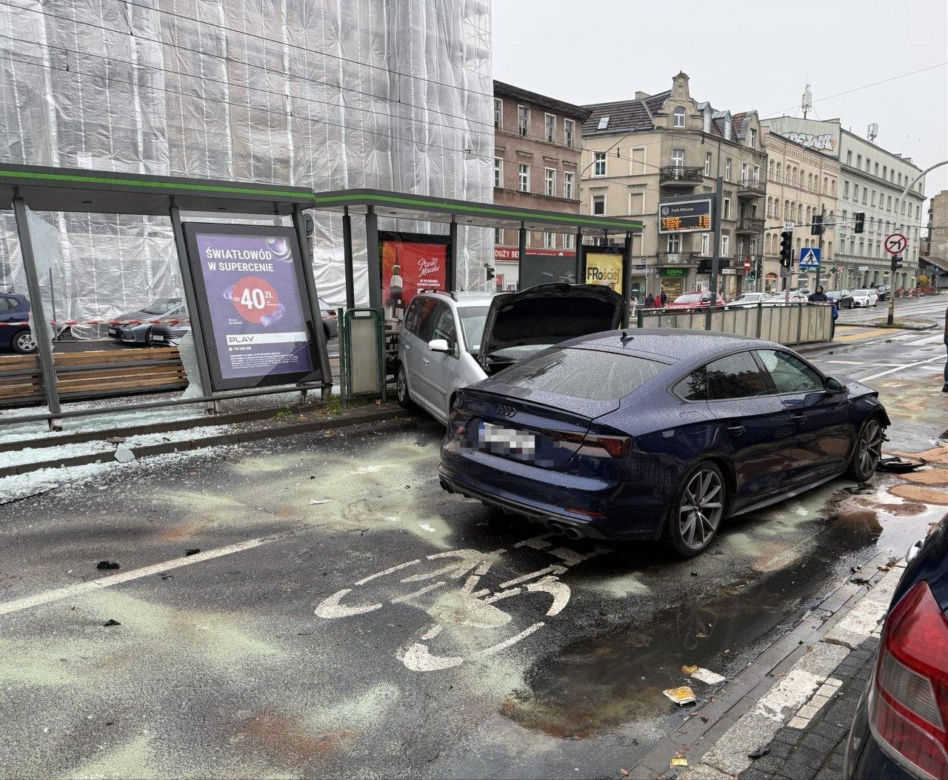 Chwile grozy na przystanku w Poznaniu. Samochód wjechał w wiatę, ludzie byli tuż obok