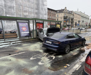 Chwile grozy na przystanku w Poznaniu. Samochód wjechał w wiatę, ludzie byli tuż obok