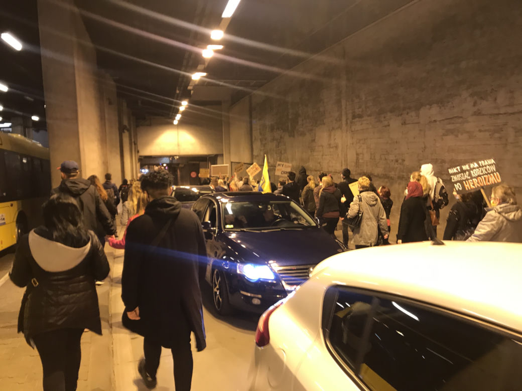 Protest kobiet w Katowicach! Karetka na sygnale jechała wprost na uczestników