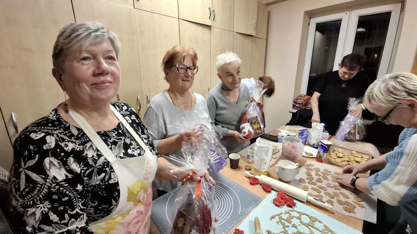 Międzypokoleniowe pieczenie pierników w PCK w Kaliszu
