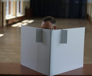 Wybory 2020 Andrzej Duda wraz z elegancką małżonką w komisji wyborczej oddali głosy
