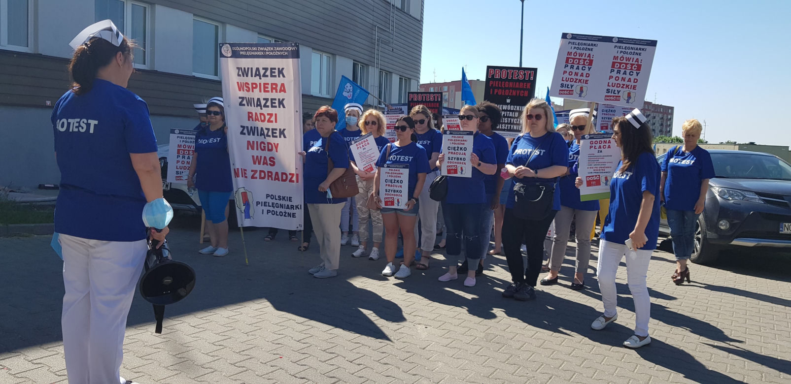 Strajk pielęgniarek i położnych w Olsztynie. Relacja z protestu [ZDJĘCIA]