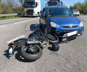 Wypadek w Rudniku na DK9. 77-latek zderzył się z motocyklistą. 36-latek trafił do szpitala