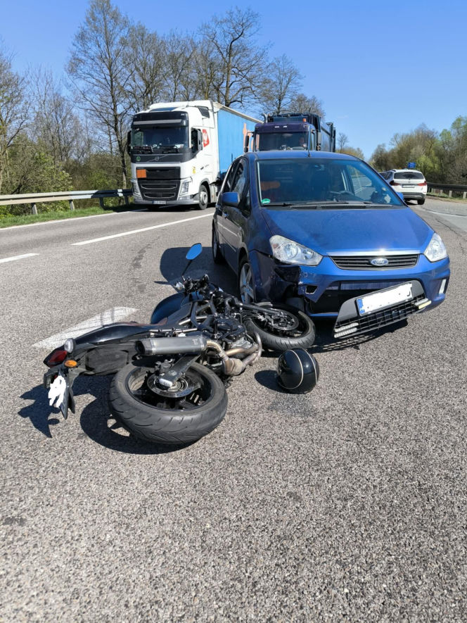 Wypadek w Rudniku na DK9. 77-latek zderzył się z motocyklistą. 36-latek trafił do szpitala