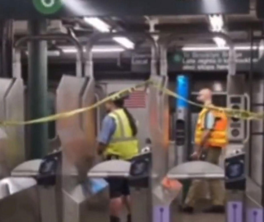 Odurzona para siedziała na torach w metrze! Wideo pokazało ostatnie chwile