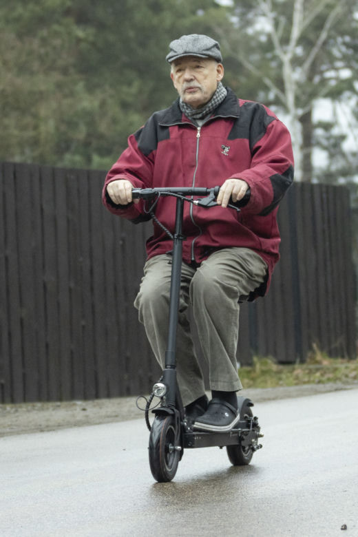 Janusz Korwin-Mikke jedzie 20 km/h i pędzi na bazar