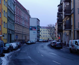 Pierwsze ekipy pojawią się na ul. Emilii Plater jeszcze w tym tygodniu. To początek długo wyczekiwanej przebudowy jednej z ważniejszych ulic w tej części miasta. Na razie jednak kierowcy mogą odetchnąć – wstępne prace nie spowodują żadnych zmian w ruchu.