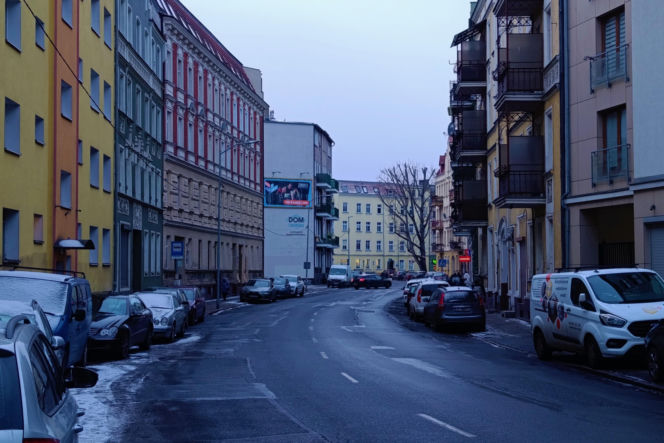 Pierwsze ekipy pojawią się na ul. Emilii Plater jeszcze w tym tygodniu. To początek długo wyczekiwanej przebudowy jednej z ważniejszych ulic w tej części miasta. Na razie jednak kierowcy mogą odetchnąć – wstępne prace nie spowodują żadnych zmian w ruchu.