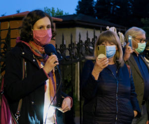 Manifestacja przed kaliską kurią diecezjalną. Kaliszanie oburzeni zachowaniem biskupa Janiaka