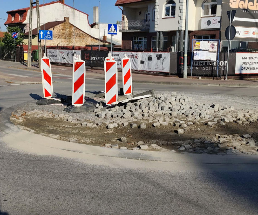 Zniszczona wyspa ronda z wysypaną kostką i słupkami ostrzegawczymi. O remoncie w Siedlcach przeczytasz na Eska Siedlce.