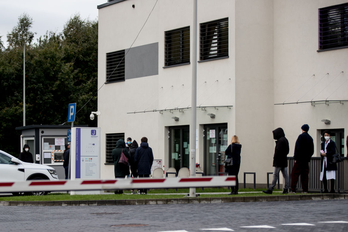 Ogromne kolejki do testów na koronawirusa w Krakowie