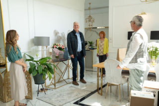 M jak miłość odc. 1893. Ogrodnik Mirek (Marcin Sosnowski), pani Ola (Ewa Kolasińska), Sylwia (Hanna Turnau), Adam Werner (Jacek Kopczyński)