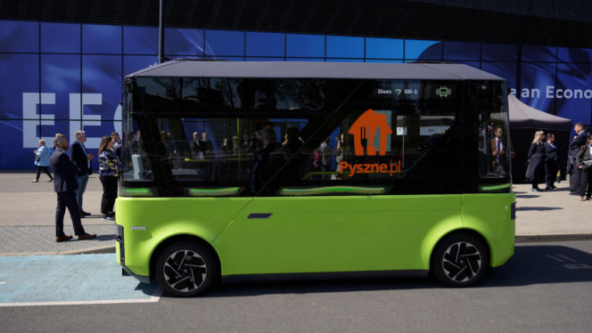 Pyszne.pl pokazuje pierwszą w Polsce w pełni autonomiczną dostawę z użyciem robota-kuriera